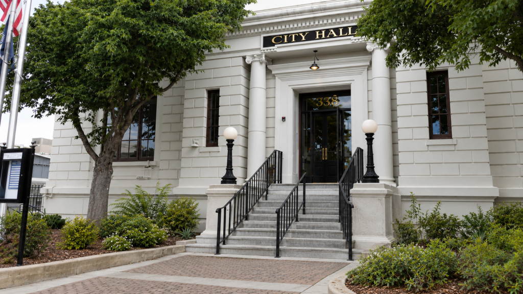 Hollister despide a su administradora municipal en medio de una crisis presupuestaria