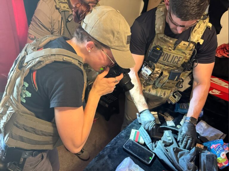FBI incauta 142 armas ilegales y más de 85 kilos de drogas durante operativo de verano en Colorado