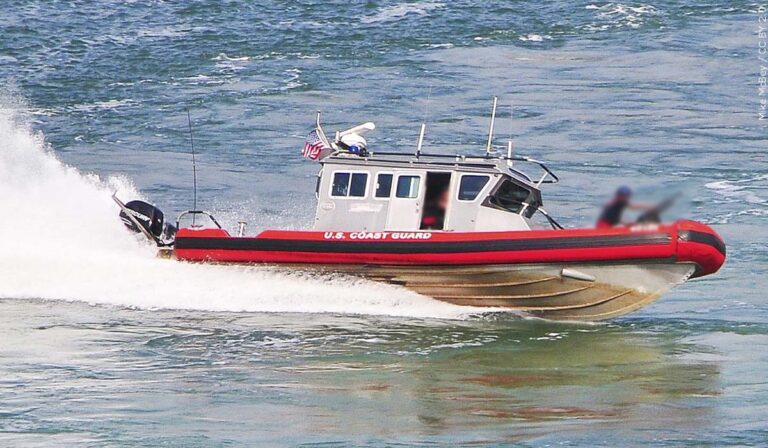 Guardia Costera detiene a siete presuntos migrantes tras persecución marítima